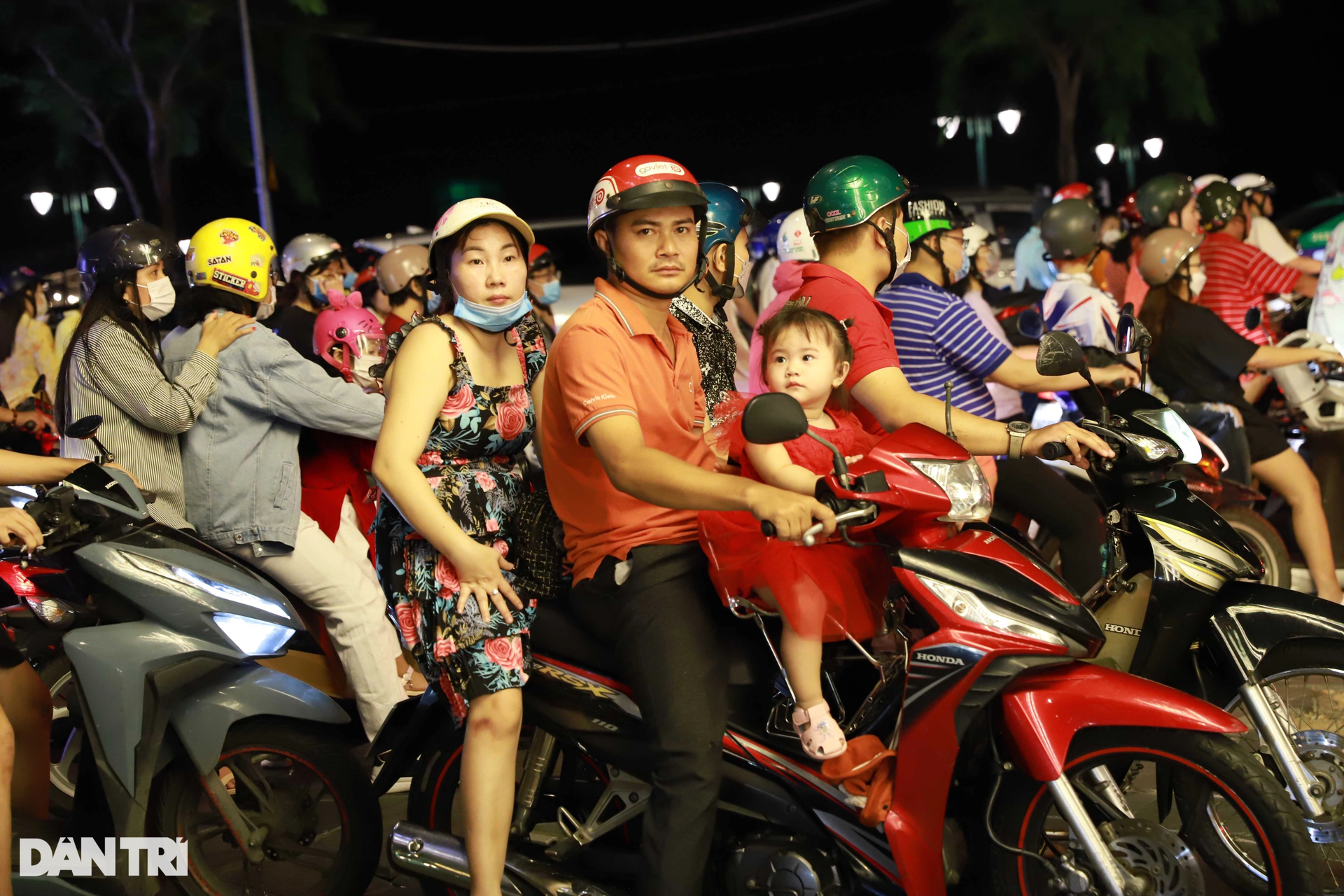 Trung tâm TPHCM kẹt cứng trong đêm mùng 1 Tết - 3 Trung tâm TPHCM kẹt cứng trong đêm mùng 1 Tết - 3