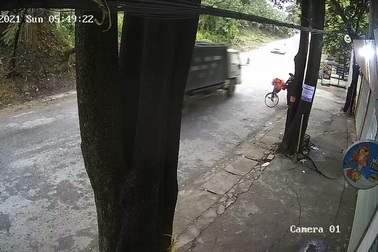 Xe con bất ngờ lấn làn, đối đầu xe chở rác