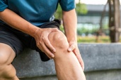 Nam thanh niên ngoài 30 đã có khớp gối như người 70 tuổi