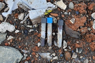 Nhóm người đổ trộm hàng chục tấn rác thải gần quốc lộ