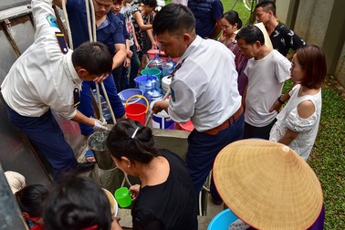 Dậy sớm xếp hàng chờ đợi, cư dân chung cư cao cấp vẫn "khóc ròng" vì "hụt" nước sạch