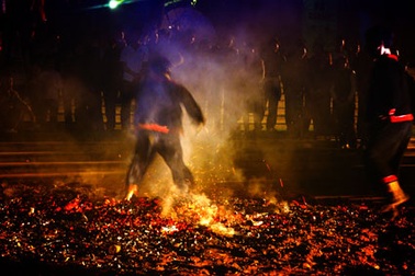 Thót tim những màn nhảy múa trên lửa đỏ, than hồng