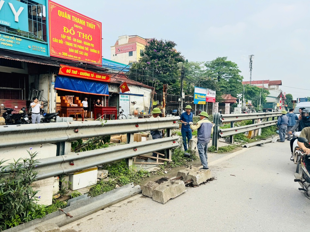 Hà Nội đóng 5 lối đi tự mở trên tuyến đường sắt qua thị trấn Văn Điển - 1 Hà Nội đóng 5 lối đi tự mở trên tuyến đường sắt qua thị trấn Văn Điển - 1