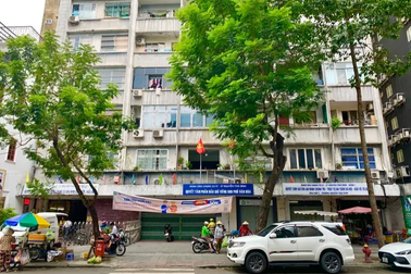 Khách Tây thích thuê chung cư cũ ở TPHCM, mua được đủ thứ đồ ăn ở tòa nhà