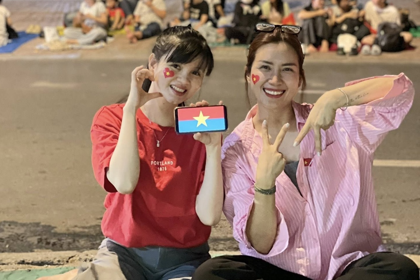 Muôn kiểu chờ xem diễu binh 30/4: Dựng lều, đắp chăn ngủ giữ chỗ - 2 Muôn kiểu chờ xem diễu binh 30/4: Dựng lều, đắp chăn ngủ giữ chỗ - 2