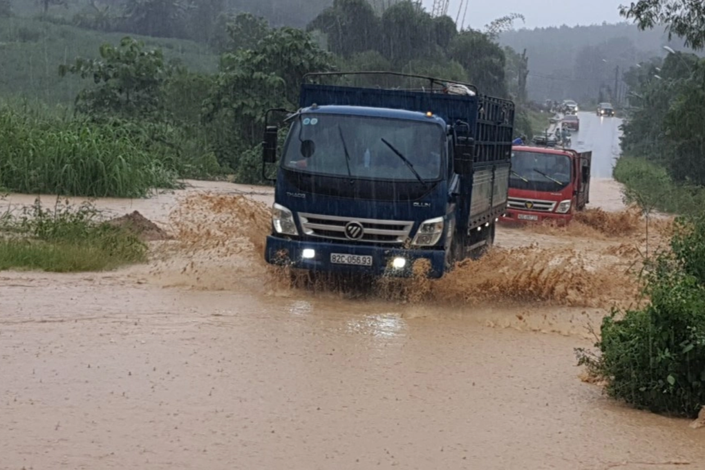 Mưa lớn khiến giao thông từ huyện Sa Thầy đến TP Kon Tum bị chia cắt - 2 Mưa lớn khiến giao thông từ huyện Sa Thầy đến TP Kon Tum bị chia cắt - 2