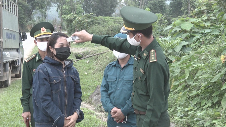 Những chiến sĩ quân hàm xanh vất vả nơi tuyến đầu chống dịch Covid-19 - 2 Những chiến sĩ quân hàm xanh vất vả nơi tuyến đầu chống dịch Covid-19 - 2