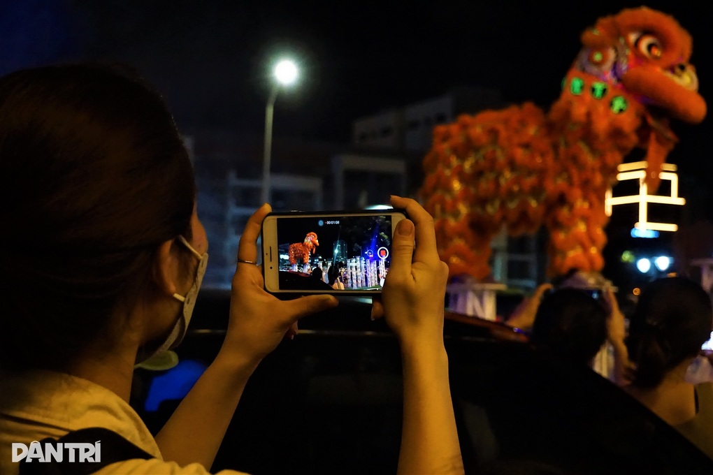 Đường phố Đà Nẵng tắc cứng vì hàng vạn người đội mưa đi xem múa lân - 4 Đường phố Đà Nẵng tắc cứng vì hàng vạn người đội mưa đi xem múa lân - 4
