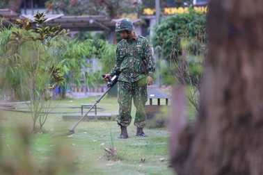 Công binh làm nhiệm vụ dò mìn trong khuôn viên khách sạn JW Marriott