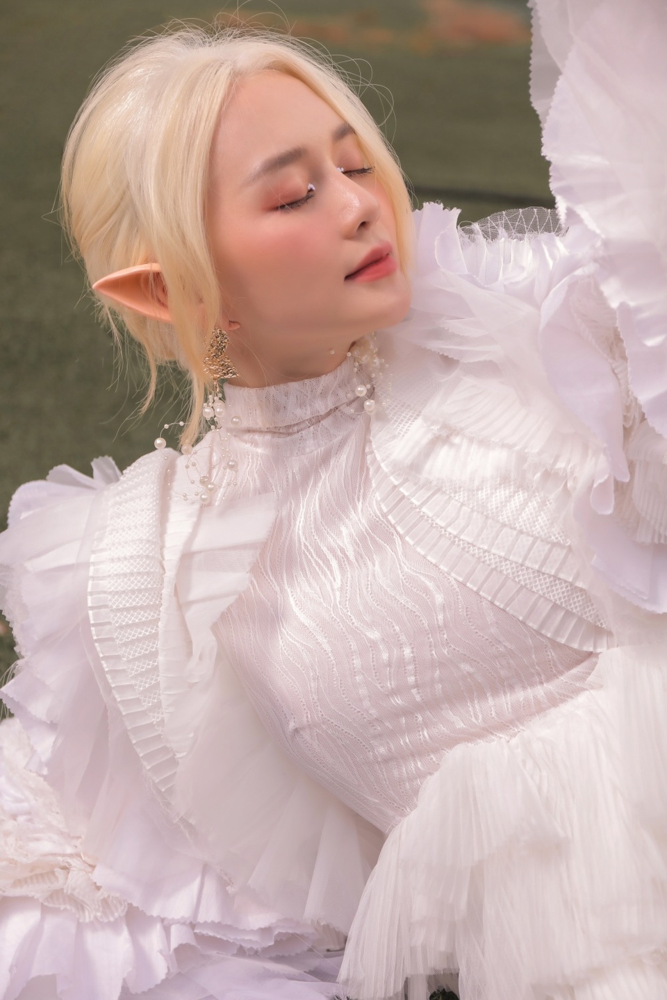 Thiều Bảo Trang gây bất ngờ với hình ảnh nàng tiên tộc tóc trắng - 2 Thiều Bảo Trang gây bất ngờ với hình ảnh nàng tiên tộc tóc trắng - 2