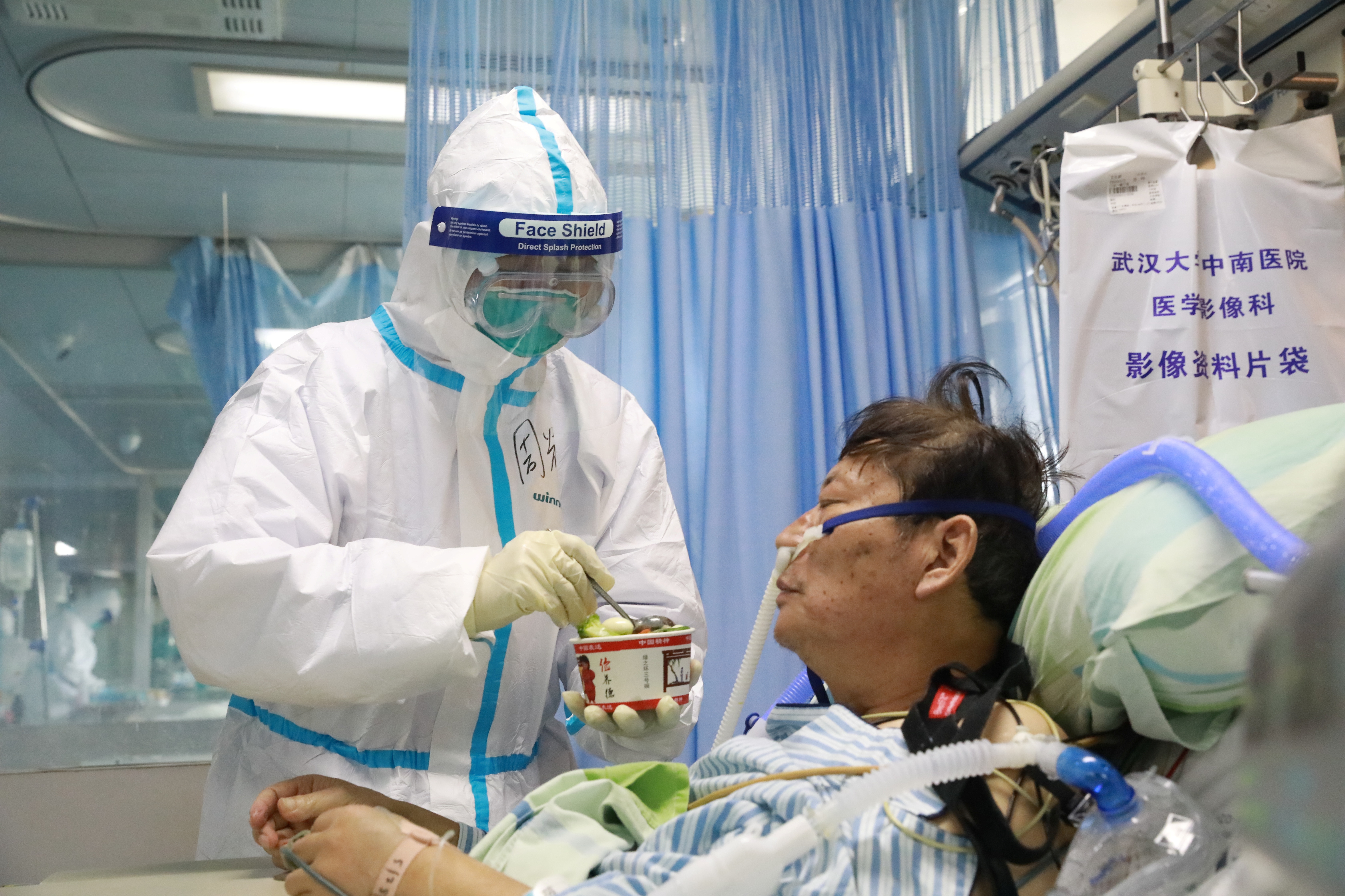 Vũ Hán “gõ cửa” từng nhà, kiểm soát người nhiễm virus như thời chiến - 10 Vũ Hán “gõ cửa” từng nhà, kiểm soát người nhiễm virus như thời chiến - 10