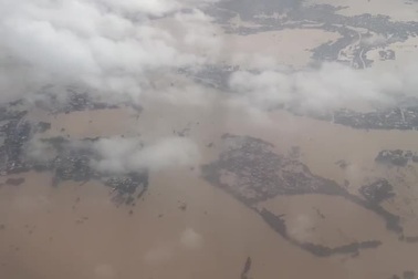 Khách ngồi trên máy bay ghi cảnh Đà Nẵng ngập lụt lịch sử