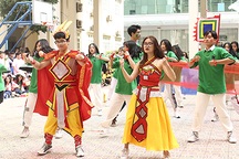 Rực rỡ bữa tiệc flashmob của teen THPT Chuyên Sư phạm
