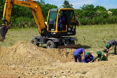 Phát hiện thêm 8 hài cốt liệt sĩ tại khu nghĩa trang cũ