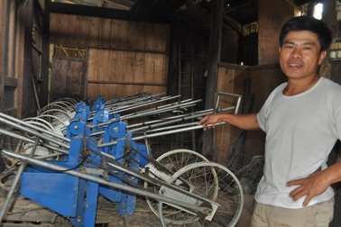 Gặp “kỹ sư hai lúa” chế tạo máy gieo đậu không động cơ