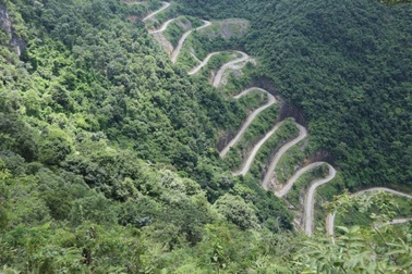 Theo chân “phượt thủ” khám phá đèo 14 tầng nổi tiếng bậc nhất ở Cao Bằng