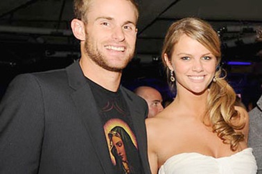 Elton John sẽ hát trong lễ cưới siêu mẫu áo tắm Brooklyn Decker