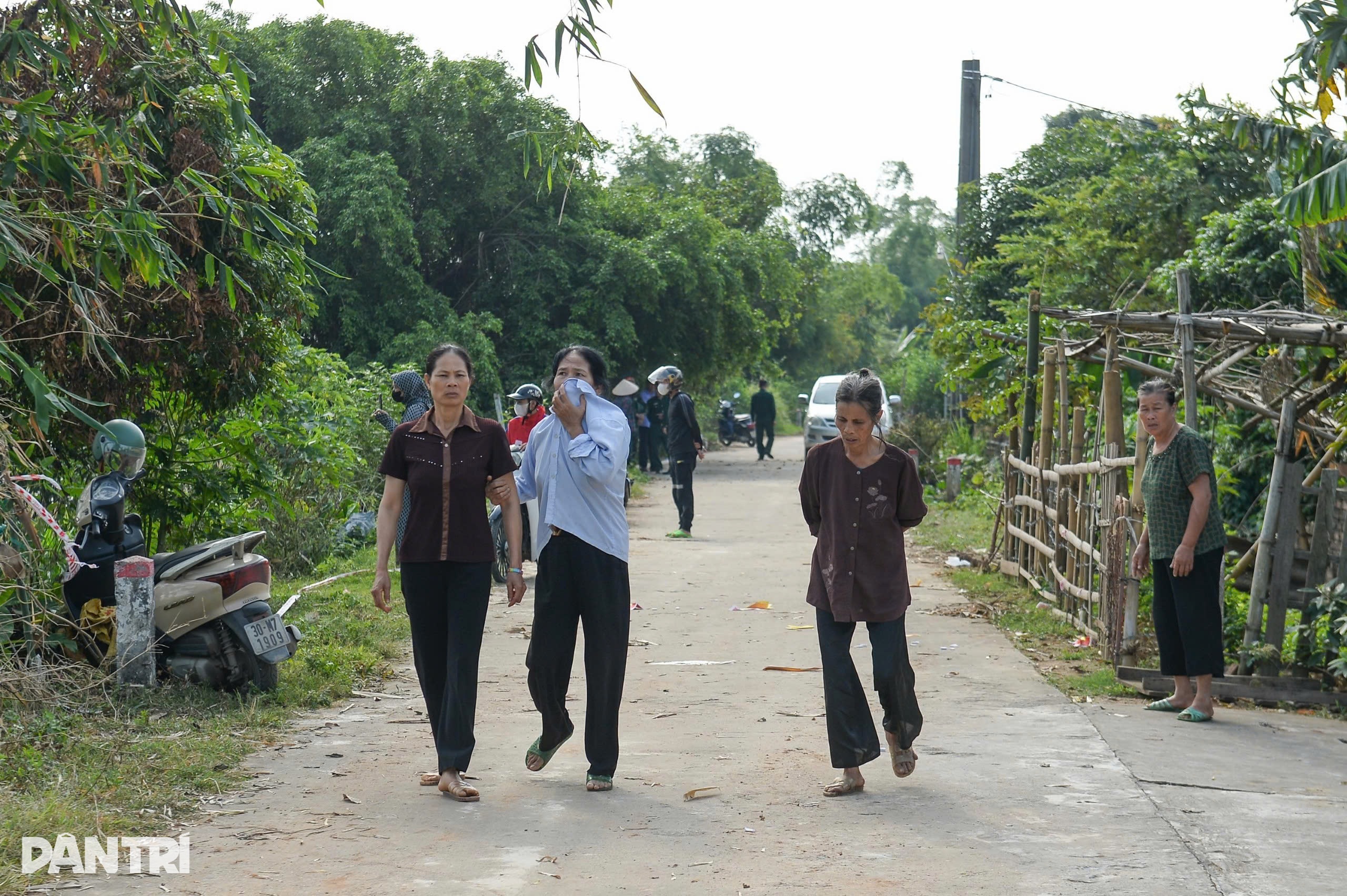 View - Người nhà nghẹn ngào ôm di vật nữ sinh đuối nước ở Phú Thọ | Báo Dân trí