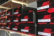Cảnh sát đột kích kho giày dép giả nhãn hiệu Nike, Adidas ở TPHCM