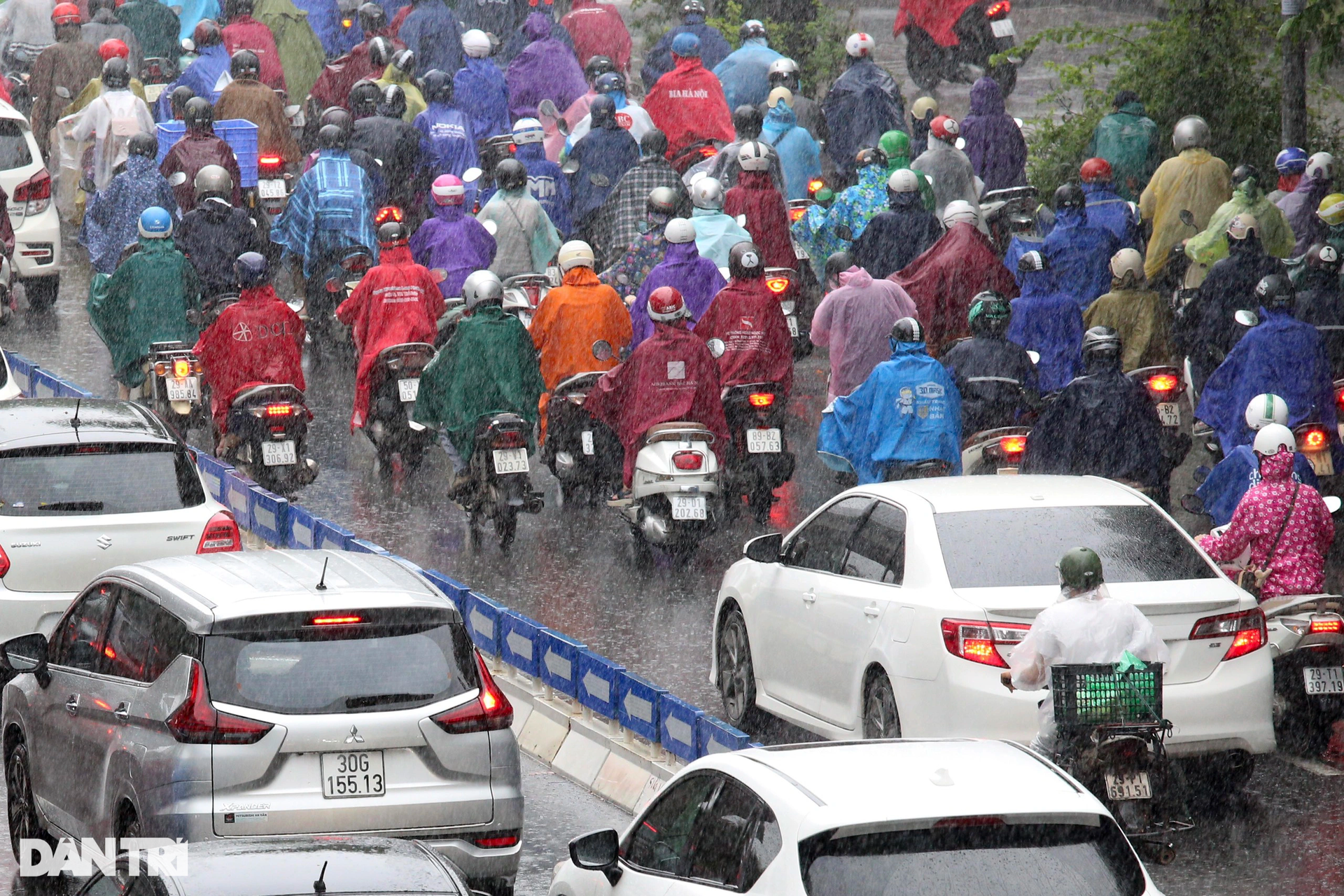 Mưa lớn do ảnh hưởng bão số 2: Giao thông Hà Nội tê liệt, ùn tắc kéo dài - 8 Mưa lớn do ảnh hưởng bão số 2: Giao thông Hà Nội tê liệt, ùn tắc kéo dài - 8