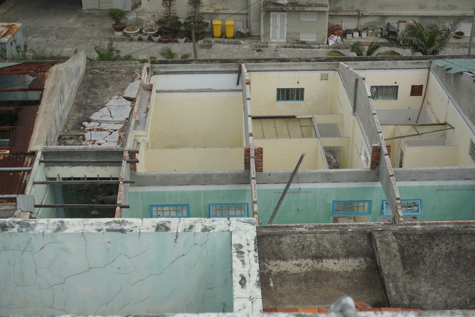 Cận cảnh bệnh viện bỏ hoang giữa khu đất vàng ven biển Đà Nẵng - 4 Cận cảnh bệnh viện bỏ hoang giữa khu đất vàng ven biển Đà Nẵng - 4