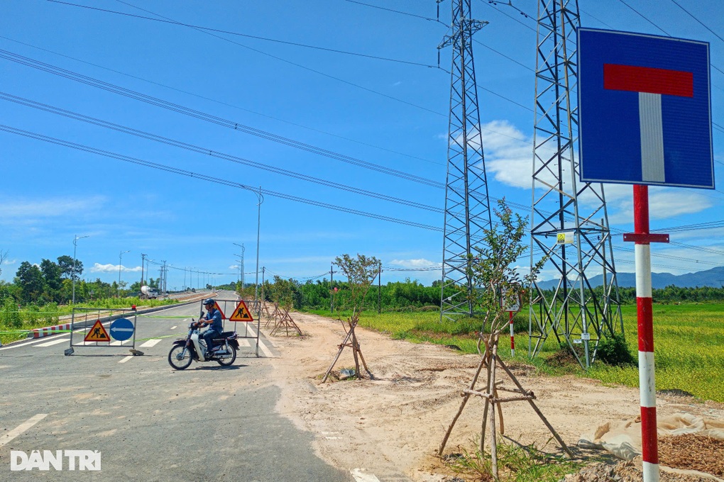 Cầu đã nối nhưng dân phải đi “lụi” vì sự đối lập hai bờ sông - 3