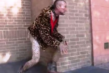 Nghệ sĩ xăm hình biến mình thành báo đốm