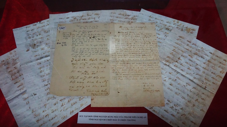 Ngắm những bình hoa, phích nước được bộ đội chế tác từ vũ khí của địch - 2 Ngắm những bình hoa, phích nước được bộ đội chế tác từ vũ khí của địch - 2