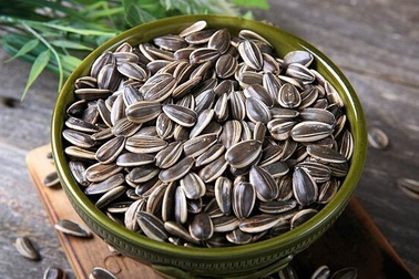 Những đặc sản Tết dễ gây hóc cho trẻ, bố mẹ cần chú ý