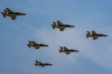 Máy bay Yak-130 xuất kích, lần đầu bay đội hình 6 chiếc hình tam giác ở Kép