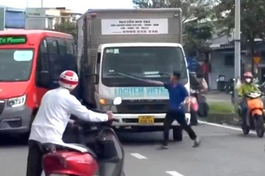 Tài xế ô tô tải chặn đầu, dùng hung khí đe dọa lái xe buýt