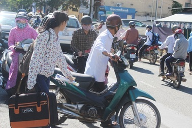 Nhà khó khăn, cha nhọc nhằn chở con đi thi