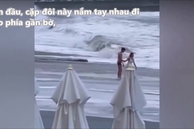 Khoảnh khắc cô gái bị sóng biển cuốn trôi khi đang đi dạo cùng bạn trai