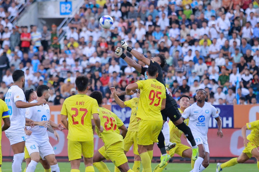 Lý Công Hoàng Anh tỏa sáng, CLB Nam Định xây chắc ngôi đầu bảng V-League - 4 Lý Công Hoàng Anh tỏa sáng, CLB Nam Định xây chắc ngôi đầu bảng V-League - 4