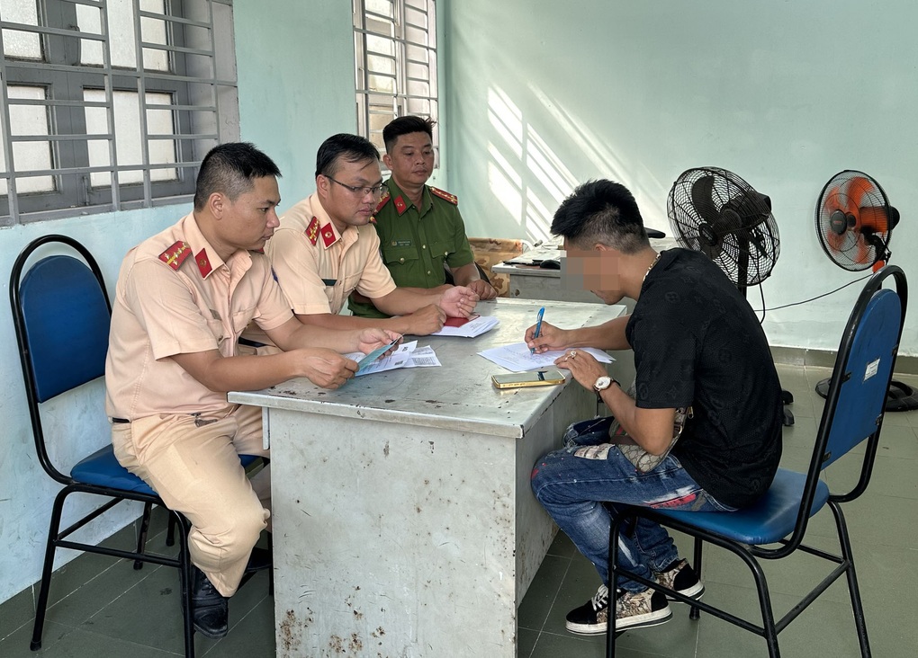 Tài xế lái ô tô gắn đèn như sân khấu di động ở TPHCM - 2