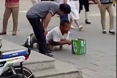 Gã ăn mày giả cụt chân để xin tiền bị lật tẩy