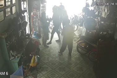 Người đàn ông bị kề mã tấu vào cổ dọa giết chỉ vì nhắc việc nẹt pô xe