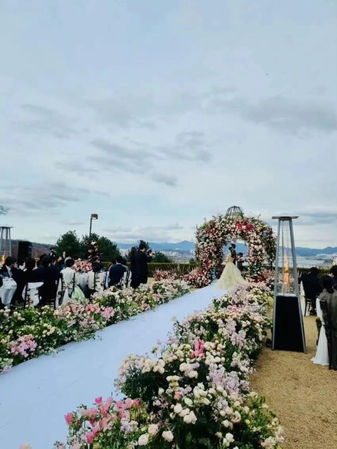 Báo Trung so kè hôn lễ của Son Ye Jin và Angelababy rồi rút ra một điều... - 4 Báo Trung so kè hôn lễ của Son Ye Jin và Angelababy rồi rút ra một điều... - 4