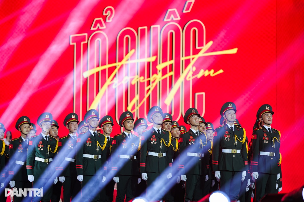 Hơn 50.000 khán giả hoà  nhịp đập yêu nước cùng concert Tổ quốc trong tim - 10