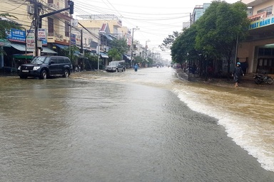 Học sinh Quảng Nam vẫn chưa thể đến trường do lũ dâng cao
