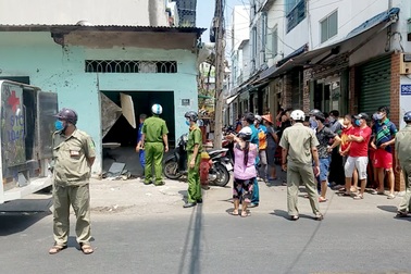 Nam thanh niên chết trong tư thế treo cổ, chân chạm đất trong ki-ốt