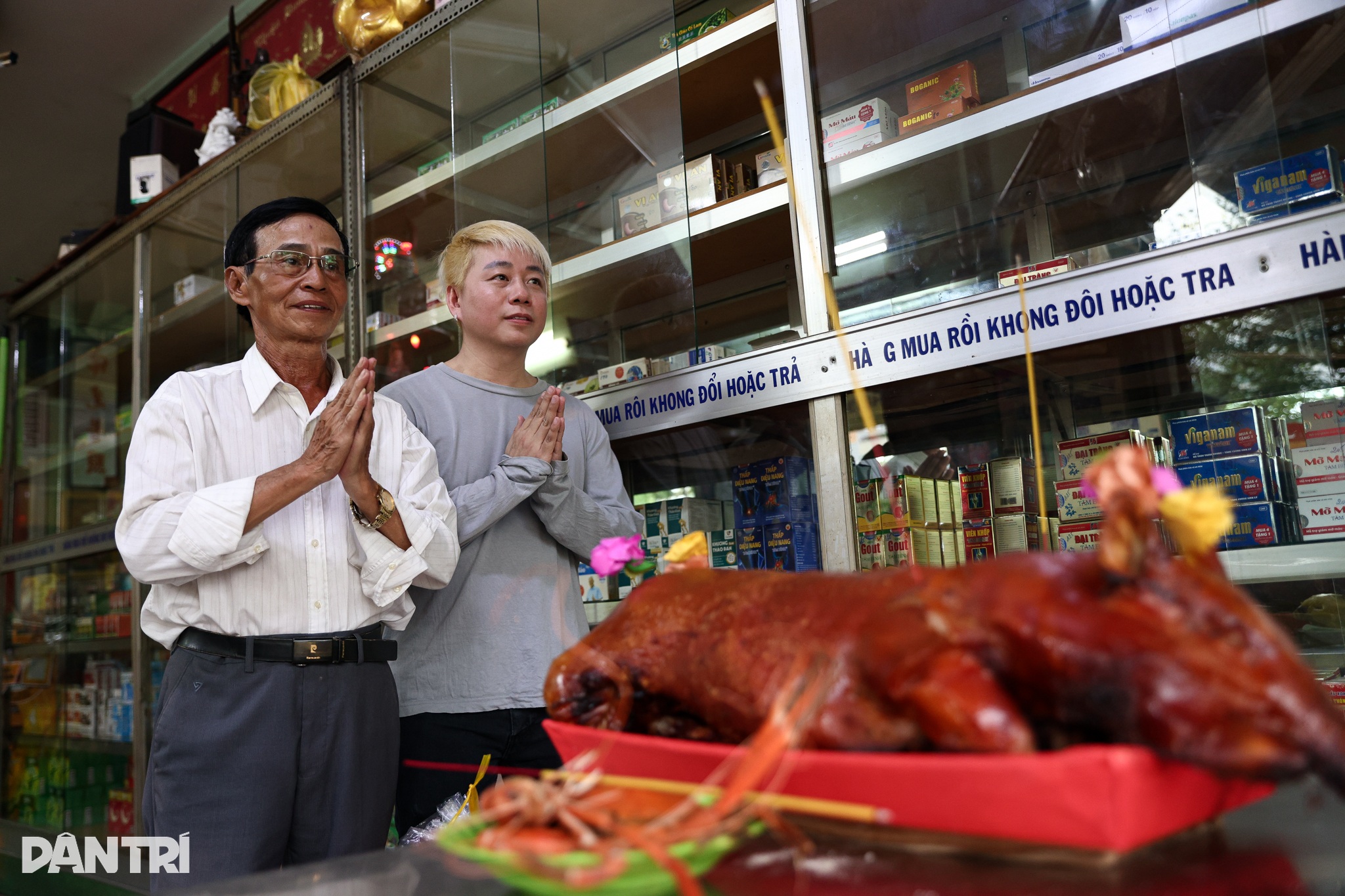 Thanh niên cầm dao đi giật đồ cúng rằm tháng Bảy ở TPHCM - 9