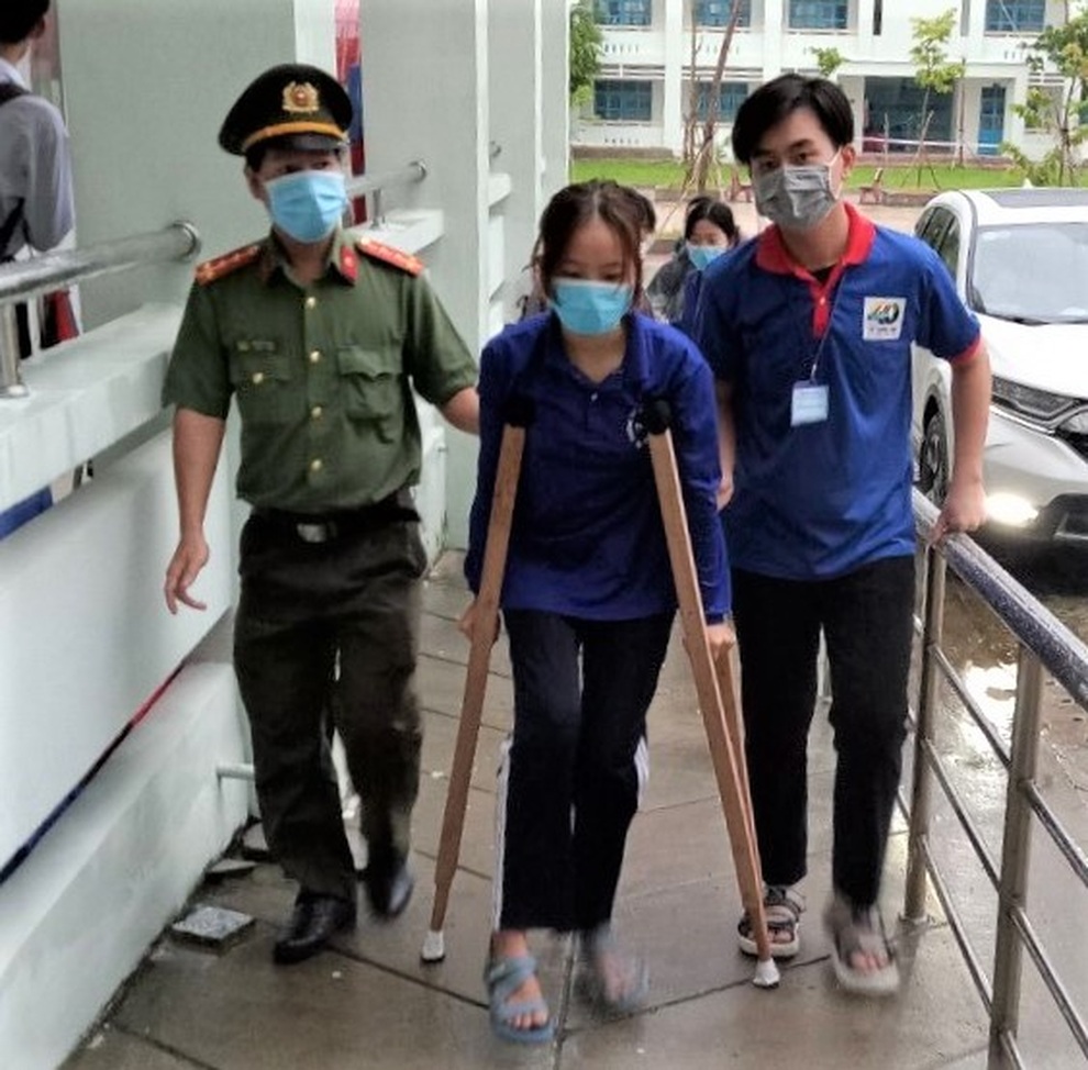 Bạc Liêu: Cõng thí sinh bị tai nạn gãy chân lên phòng thi - 1 Bạc Liêu: Cõng thí sinh bị tai nạn gãy chân lên phòng thi - 1