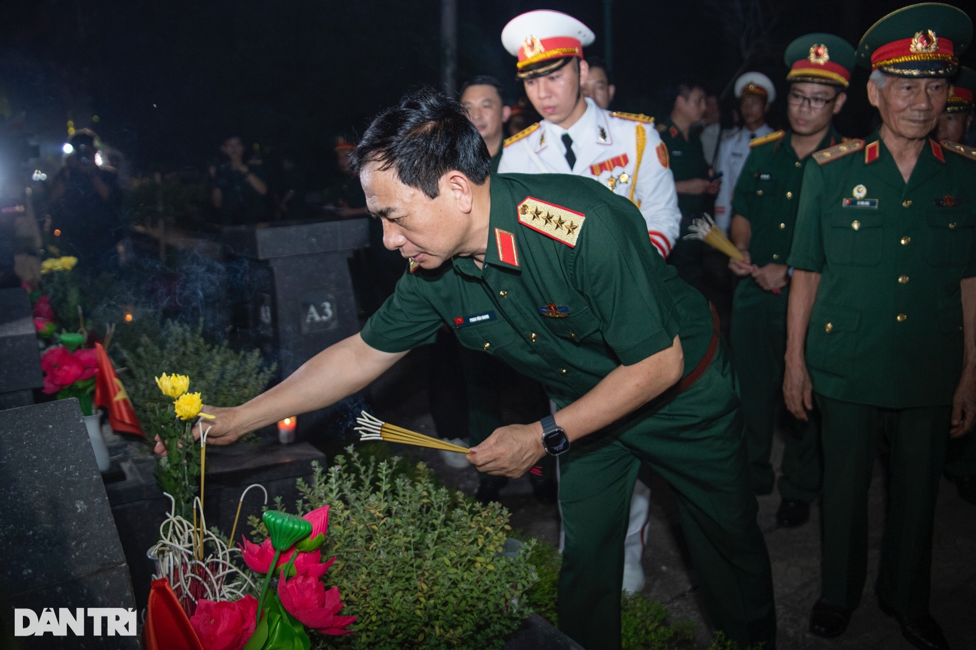 Bộ trưởng Quốc phòng Phan Văn Giang tri ân các anh hùng liệt sĩ tại Hà Nội - 4 Bộ trưởng Quốc phòng Phan Văn Giang tri ân các anh hùng liệt sĩ tại Hà Nội - 4