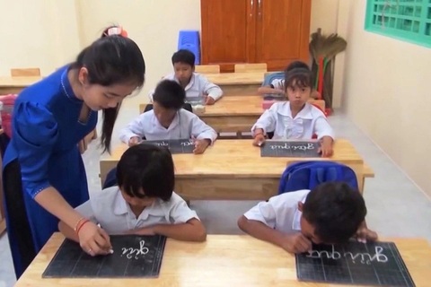 Cô giáo trẻ người Khmer hết lòng với học trò vùng đặc biệt khó khăn