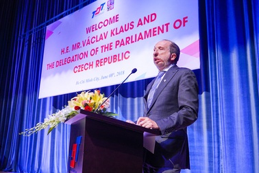 Sách giáo khoa Toán ở Việt Nam khó nhưng sẽ đào tạo tư duy tốt