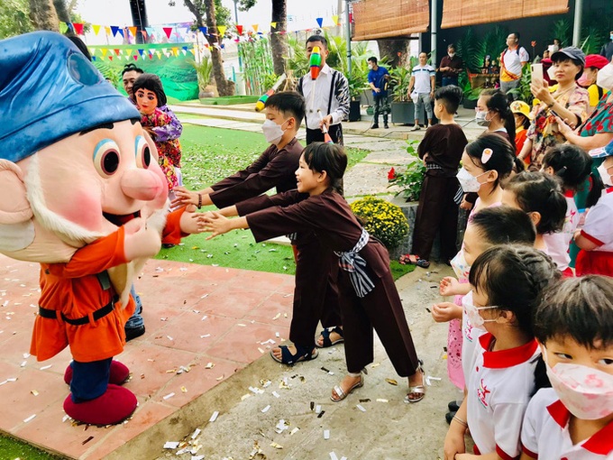 Bắt tay với những chú rối lùn tại Khu vui chơi trải nghiệm nghệ thuật múa rối – xiếc tại Công viên Gia Định.