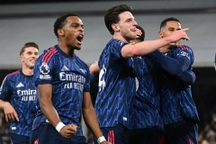 Trossard tỏa sáng, Arsenal đòi lại ngôi đầu Ngoại hạng Anh