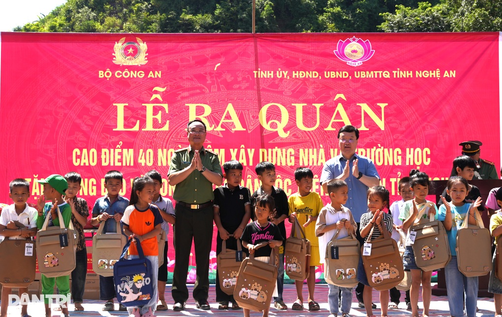 Phát động 40 ngày đêm dựng nhà, xây trường cho vùng lũ Nghệ An - 3 Phát động 40 ngày đêm dựng nhà, xây trường cho vùng lũ Nghệ An - 3