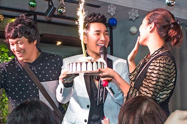 Ca sĩ Quang Hà bất ngờ khi được khán giả tổ chức tiệc sinh nhật